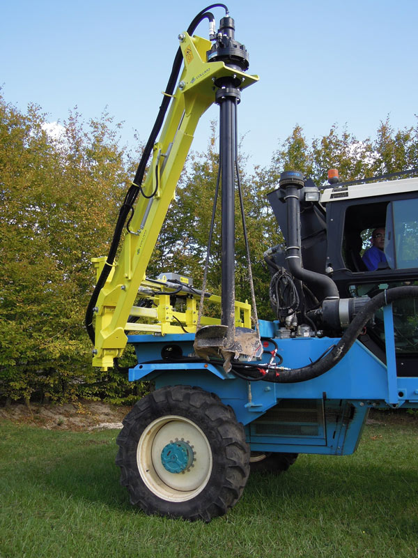 Tarière hydraulique TH450SE sur Bob 1096 Tarière hydraulique TH450SE sur Bob 1096